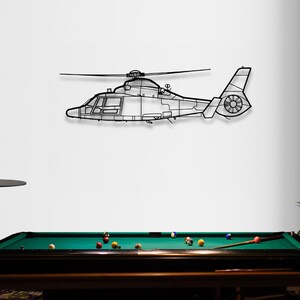 Peut inclure: Silhouette noire en m&eacute;tal d'un h&eacute;licopt&egrave;re mont&eacute;e sur un mur blanc au-dessus d'un billard vert avec des boules de billard.