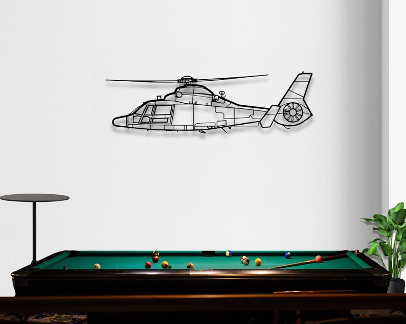 Peut inclure: Silhouette noire en m&eacute;tal d'un h&eacute;licopt&egrave;re mont&eacute;e sur un mur blanc au-dessus d'un billard vert avec des boules de billard.