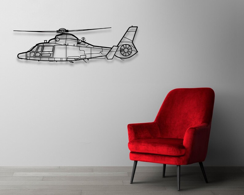 Peut inclure: Une sculpture de m&eacute;tal noir en forme d'h&eacute;licopt&egrave;re suspendue &agrave; un mur blanc au-dessus d'un fauteuil en velours rouge.