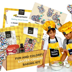 Può includere: Un kit per la cottura dei biscotti pasquali giallo e nero con una scatola, due sacchetti di codette, una bottiglia di estratto di vaniglia, un sacchetto di miscela per biscotti, un sacchetto di codette, uno stampino per biscotti e due bambini che indossano cappelli da chef gialli e grembiuli. La scatola ha la scritta "Fun and Colorful Easter Cookies Baking Kit".