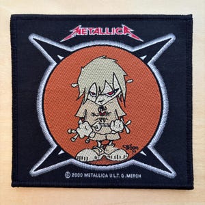 Puede incluir: Una taza de cerámica blanca con un asa negra y el texto "But First, Coffee" en negro, en negrita. La taza está sobre una superficie blanca.