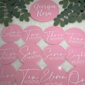 Disque acrylique bébé jalon disque rose grossesse mise à jour baby bump mise à jour mois marqueur nouveau-né photo mensuelle accessoire photo bébé