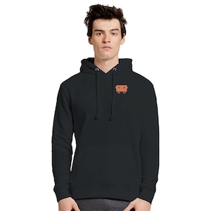 Op de afbeelding: Zwarte hoodie met een kleine gepixelde bruine borstafbeelding. De hoodie heeft een capuchon met trekkoord en een kangoeroezak. Het kledingstuk is gemaakt van een zacht, comfortabel materiaal.