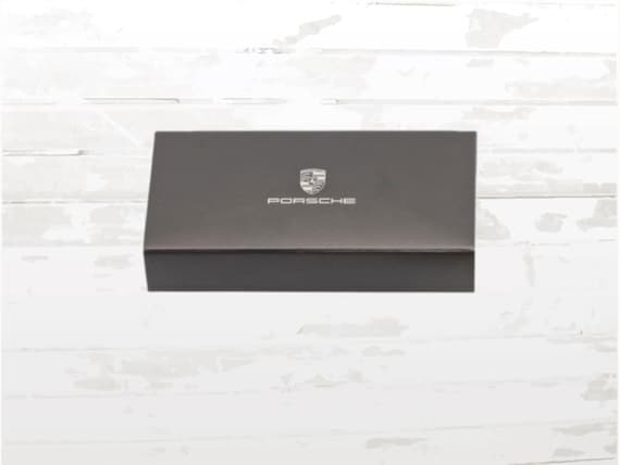 ポルシェ レザーキーホルダー ブラック：ゴールド クレスト エンブレム