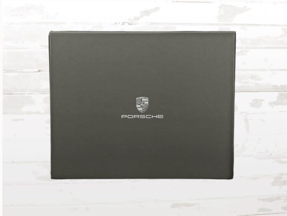 ポルシェ レザー メンズウォレット - ブラック、エンボス加工の紋章