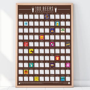 Könnte beinhalten: Ein gerahmtes braunes Poster mit dem Text "100 BEERS BUCKET LIST" oben. Das Poster hat 100 Rubbelquadrate, einige mit farbenfrohen Biergrafiken. Der Rahmen hat eine helle Holzfarbe.