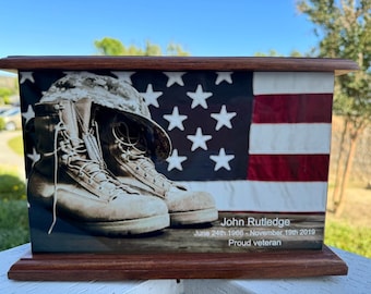 Urna de cremación con botas militares, urna de madera personalizada de las Fuerzas Armadas con grabado gratuito, urna grabada para veteranos