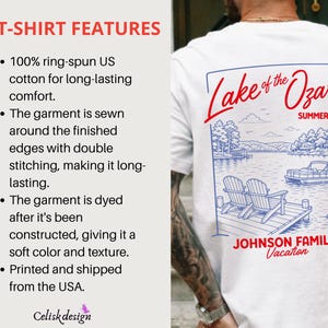Puede incluir: Una camiseta blanca con un gr&aacute;fico de l&iacute;neas azules de una escena de lago con dos sillas en un muelle y un barco en el agua. El texto dice Lake of the Ozarks, SUMMER '26 y JOHNSON FAMILY Vacation en tinta roja y azul en la espalda.