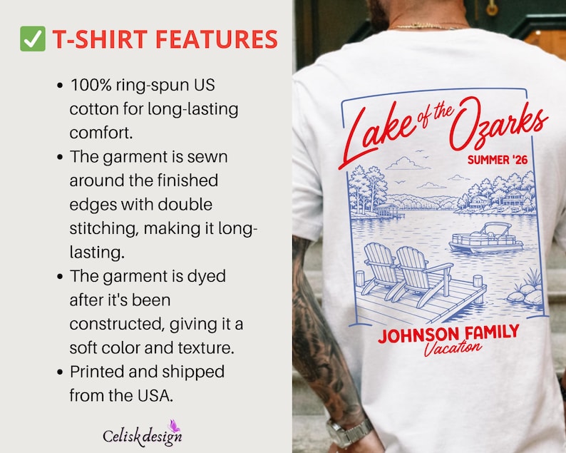 Puede incluir: Una camiseta blanca con un gr&aacute;fico de l&iacute;neas azules de una escena de lago con dos sillas en un muelle y un barco en el agua. El texto dice Lake of the Ozarks, SUMMER '26 y JOHNSON FAMILY Vacation en tinta roja y azul en la espalda.