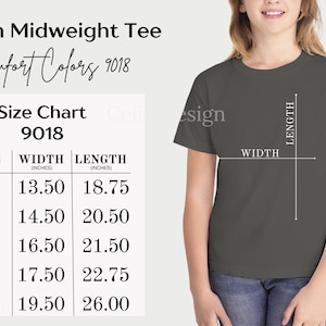 Puede incluir: Una camiseta gris carb&oacute;n de manga corta etiquetada como Youth Midweight Tee Comfort Colors 9018. Una tabla de tallas muestra medidas de ancho y largo en pulgadas para tallas de XS a XL, desde 13.50 a 19.50 pulgadas de ancho y 18.75 a 26.00 pulgadas de largo.
