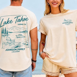 以下が含まれることがあります： クリーム色のTシャツ。 1つは「Lake Tahoe Summer '26」と「Johnson Family Vacation」のテキストが入った湖畔のシーン、もう1つは「Johnson Family Vacation 2026」の山と湖のデザインです。