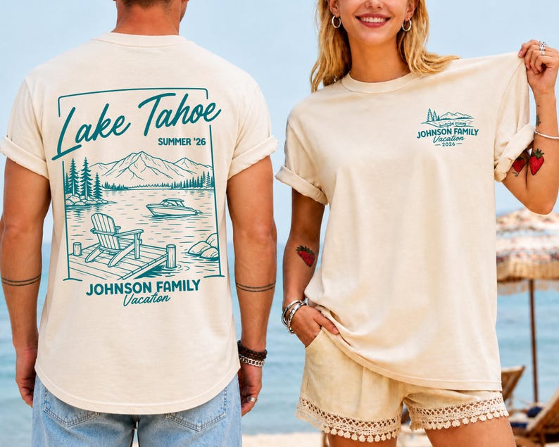 以下が含まれることがあります： クリーム色のTシャツ。 1つは「Lake Tahoe Summer '26」と「Johnson Family Vacation」のテキストが入った湖畔のシーン、もう1つは「Johnson Family Vacation 2026」の山と湖のデザインです。