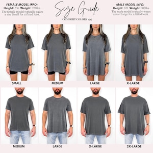 Puede incluir: Una gu&iacute;a de tallas para camisetas Comfort Colors 1717, que muestra ocho variaciones de una camiseta gris carb&oacute;n de manga corta y cuello redondo en diferentes modelos. La tabla incluye etiquetas de tallas desde Small hasta 2X-Large, con informaci&oacute;n sobre la altura y el peso de los modelos como referencia.