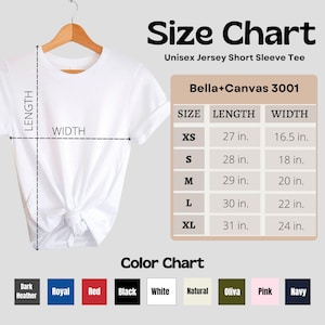 Puede incluir: Una camiseta blanca unisex de manga corta en una percha. La imagen incluye una tabla de tallas con medidas en pulgadas y una carta de colores con varias opciones, incluyendo negro, blanco y marino.