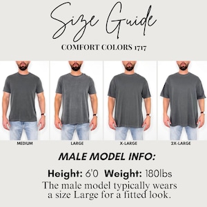 Pode incluir: Guia de tamanhos para camisetas Comfort Colors 1717. A imagem mostra quatro homens vestindo camisetas cinza nos tamanhos M&eacute;dio, Grande, X-Grande e 2X-Grande. O modelo masculino tem 1,83 m de altura e pesa 81,6 kg, geralmente veste tamanho Grande para um caimento ajustado.