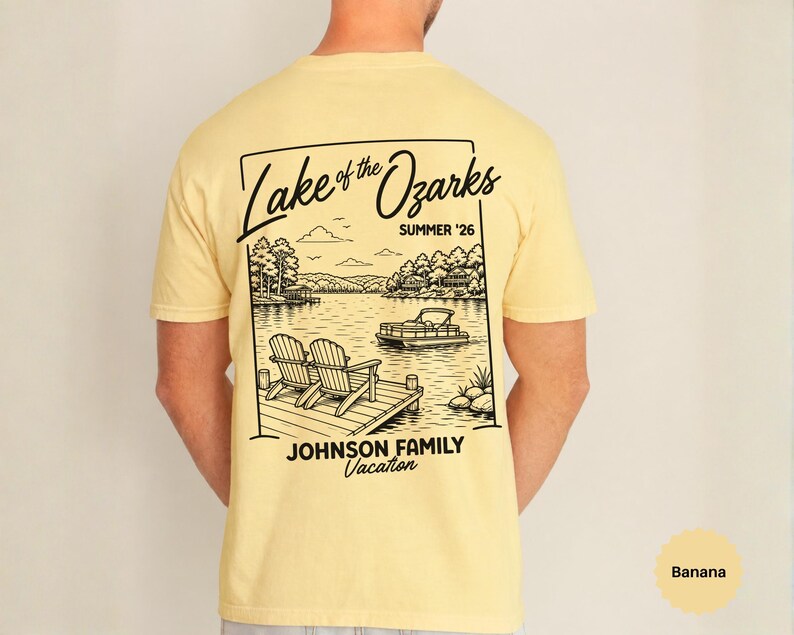 以下が含まれることがあります： 湖の風景の白黒グラフィックがプリントされた、明るい黄色のTシャツ。「Lake of the Ozarks SUMMER '26」と「JOHNSON FAMILY Vacation」の文字が入っています。2つの椅子が桟橋にあります。