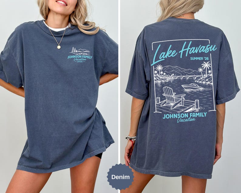 Puede incluir: Una camiseta color mezclilla con un peque&ntilde;o gr&aacute;fico en el pecho con el texto Johnson Family Vacation 2026. La parte posterior muestra un gran gr&aacute;fico rectangular de Lake Havasu, Summer '26, con un muelle, una silla, un barco y palmeras.