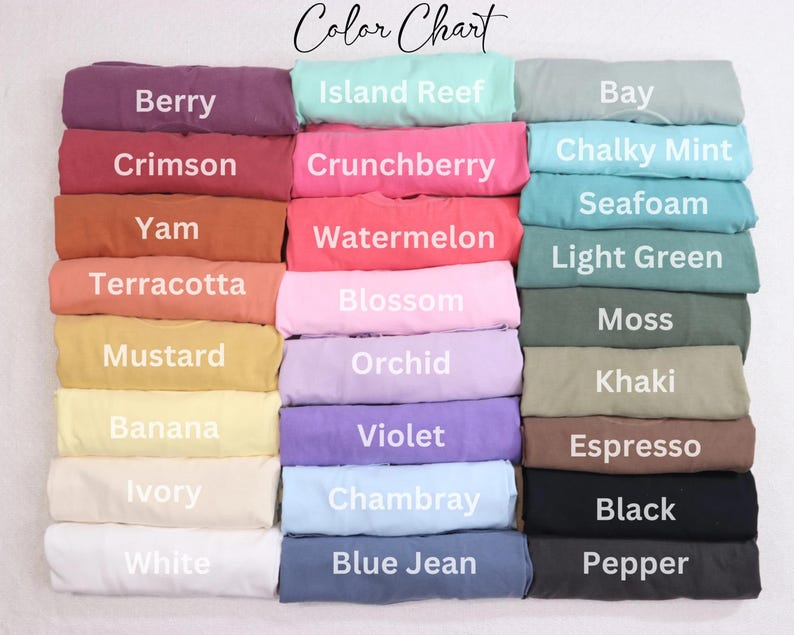 Pode incluir: Um gr&aacute;fico de cores exibe amostras de tecido dobradas em v&aacute;rias cores. O gr&aacute;fico inclui cores como Berry, Crimson, Yam, Terracotta, Mustard, Banana, Ivory, White, Island Reef, Crunchberry, Watermelon, Blossom, Orchid, Violet, Chambray, Blue Jean, Bay, Chalky Mint, Seafoam, Light Green, Moss, Khaki, Espresso, Black e Pepper.