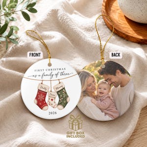 Adorno de la primera Navidad como familia de tres (2026), Adorno personalizado para familia de cuatro, Regalo personalizado para la primera Navidad del bebé, Recuerdo fotográfico