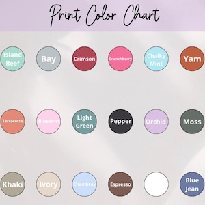Puede incluir: Una carta de colores de impresi&oacute;n con una variedad de muestras de color, cada una etiquetada con un nombre de color. Los colores incluyen Berry, Island Reef, Bay, Crimson, Crunchberry, Chalky Mint, Yam y Watermelon. Los colores adicionales son Seafoam, Terracotta, Blossom, Light Green, Pepper, Orchid, Moss y Banana. La carta tambi&eacute;n incluye Violet, Khaki, Ivory, Chambray, Espresso, Blue Jean y Black.