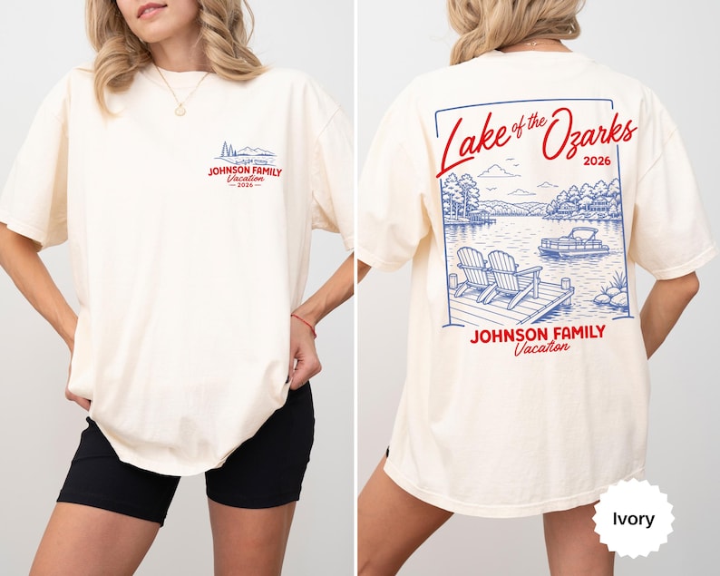 Puede incluir: Una camiseta color marfil con un peque&ntilde;o gr&aacute;fico en el pecho y un gr&aacute;fico grande en la espalda. El dise&ntilde;o trasero muestra una escena de lago con dos sillas en un muelle, un barco y el texto Lake of the Ozarks 2026 y JOHNSON FAMILY Vacation.
