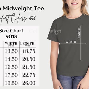 以下が含まれることがあります： グレーの Youth Midweight T シャツ。幅と長さをセンチメートルで示すサイズチャートがあります。シャツは人に着られています。サイズチャートには、XS（幅34.3cm、長さ47.6cm）からXL（幅49.5cm、長さ66.0cm）が含まれています。