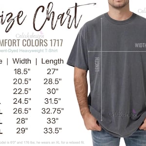Puede incluir: Tabla de tallas para una camiseta pesada te&ntilde;ida en prenda Comfort Colors 1717. La tabla enumera las tallas S a 4XL, con las medidas de ancho y largo en cent&iacute;metros. Una persona lleva la camiseta, con las medidas indicadas.