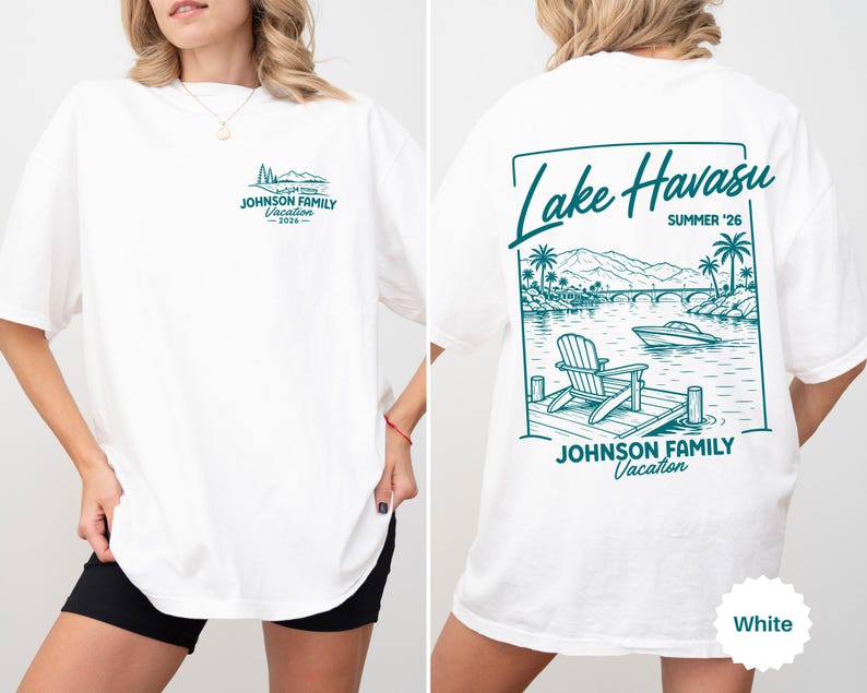 以下が含まれることがあります： 白のTシャツ、ターコイズブルーのグラフィック。前面には「JOHNSON FAMILY Vacation - 2026」の文字。背面には「Lake Havasu SUMMER '26」と湖の風景、ボート、そして「JOHNSON FAMILY Vacation」の文字が描かれています。