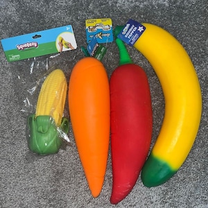 Lote gigante de juguetes blandos de frutas y verduras: plátano, zanahoria y pimienta.