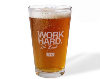 Vaso de pinta con la frase "Trabaja duro, sé amable" / Vaso mezclador grabado de 473 ml