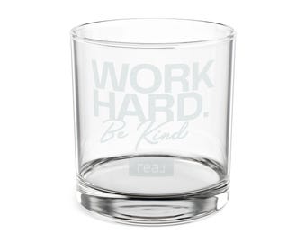 Vaso de whisky con la frase "Trabaja duro, sé amable" / Vaso de whisky grabado de 300 ml