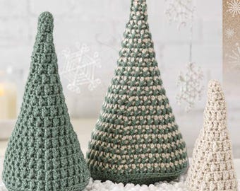 Puede incluir: Tres árboles de Navidad de ganchillo de diferentes tamaños. El árbol más grande es verde y blanco, el árbol mediano es verde y el árbol más pequeño es beige.