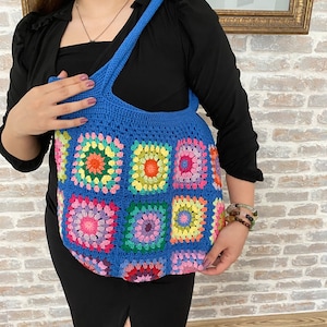 Gehäkelte Schultertasche mit langem Riemen, Geschenk Handmade, Oma Quadrat Design, Regenbogen Häkeltasche