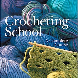 Könnte beinhalten: Buchcover von "Crocheting School: A Complete Course" mit verschiedenen bunten Garnknäueln und einer Nahaufnahme eines grün gehäkelten Stücks mit einer Häkelnadel.