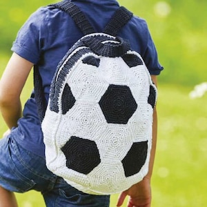 以下が含まれることがあります： 白と黒のクロシェで編まれたサッカーボールのバックパック。バックパックは、黒い五角形と白い六角形が組み合わされたサッカーボールの形をしています。