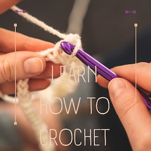 Könnte beinhalten: Nahaufnahme von Händen, die mit einer violetten Häkelnadel und weißem Garn häkeln. Der Text "LEARN HOW TO CROCHET" ist über das Bild gelegt.