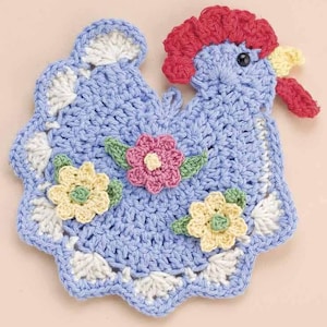 Może przedstawiać: Ręcznie robiony, niebieski kurczak z czerwonym grzebieniem i żółtym dziobem. Kurczak jest otoczony ręcznie robionymi kwiatami w kolorze różowym, żółtym i zielonym.