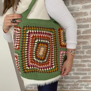 Boho Crochet Schultertasche mit langem Riemen Buntes handgemachtes Geschenk One of a Kind Grandma Square Design
