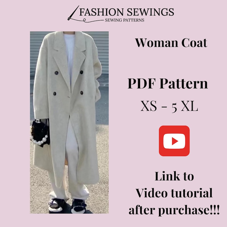 Op de afbeelding: Een witte jas met een dubbele rij knopen. De jas wordt getoond op een model dat een witte broek en zwarte schoenen draagt. De afbeelding bevat de tekst "FASHION SEWINGS", "SEWING PATTERNS", "Woman Coat", "PDF Pattern", "XS - 5 XL", "Link to Video tutorial after purchase!!!".