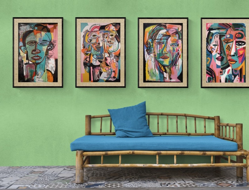 Puede incluir: Cuatro pinturas abstractas enmarcadas con dise&ntilde;os geom&eacute;tricos coloridos y rostros. Las pinturas est&aacute;n colgadas en una pared verde claro sobre un banco de bamb&uacute; acolchado azul.