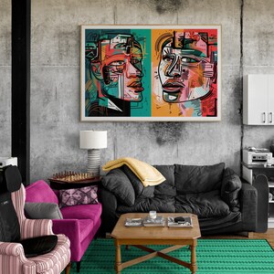 Puede incluir: Una impresi&oacute;n de arte abstracto enmarcada que presenta dos retratos coloridos de personas con patrones geom&eacute;tricos. La impresi&oacute;n est&aacute; colgada en una pared de concreto gris sobre un sof&aacute; negro y un sill&oacute;n rosa.