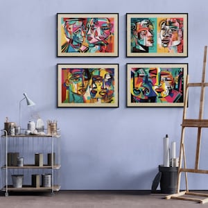 Puede incluir: Cuatro impresiones de arte abstracto enmarcadas con retratos coloridos de personas. Las impresiones est&aacute;n dispuestas en una cuadr&iacute;cula en una pared azul claro.