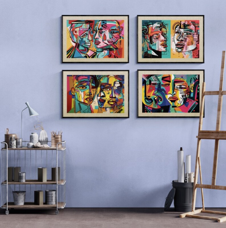 Puede incluir: Cuatro impresiones de arte abstracto enmarcadas con retratos coloridos de personas. Las impresiones est&aacute;n dispuestas en una cuadr&iacute;cula en una pared azul claro.
