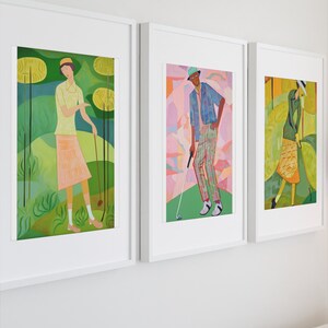 Puede incluir: Tres ilustraciones enmarcadas de personas jugando al golf. La primera ilustración es de una mujer con un vestido amarillo y un sombrero verde, sosteniendo un palo de golf. La segunda ilustración es de un hombre con una camisa azul y pantalones a cuadros, sosteniendo un palo de golf. La tercera ilustración es de una mujer con un vestido verde y un sombrero amarillo, sosteniendo un palo de golf.