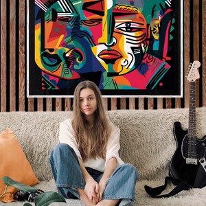 Puede incluir: Una joven est&aacute; sentada en un sof&aacute; peludo frente a una pintura abstracta enmarcada de caras coloridas. Una guitarra el&eacute;ctrica negra con una correa est&aacute; en el sof&aacute; a su lado.