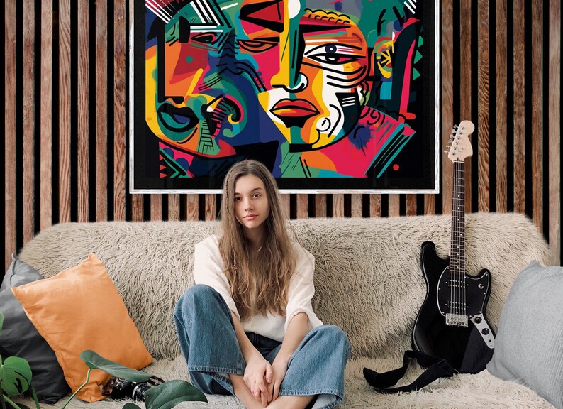 Puede incluir: Una joven est&aacute; sentada en un sof&aacute; peludo frente a una pintura abstracta enmarcada de caras coloridas. Una guitarra el&eacute;ctrica negra con una correa est&aacute; en el sof&aacute; a su lado.