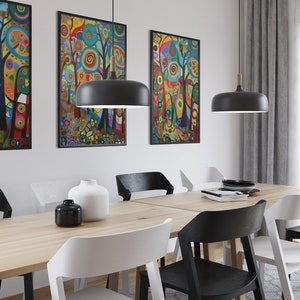 Puede incluir: Una mesa de comedor con seis sillas, tres negras y tres blancas. La mesa está hecha de madera clara y tiene un acabado natural. Hay tres pinturas abstractas coloridas en la pared detrás de la mesa.