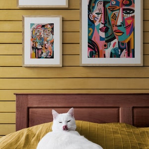 Puede incluir: Un gato blanco con ojos verdes est&aacute; tumbado en una colcha amarilla. Tres cuadros abstractos enmarcados con dise&ntilde;os geom&eacute;tricos coloridos cuelgan de una pared de madera detr&aacute;s de la cama.