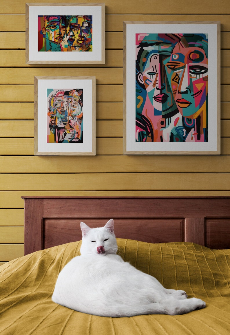 Puede incluir: Un gato blanco con ojos verdes est&aacute; tumbado en una colcha amarilla. Tres cuadros abstractos enmarcados con dise&ntilde;os geom&eacute;tricos coloridos cuelgan de una pared de madera detr&aacute;s de la cama.