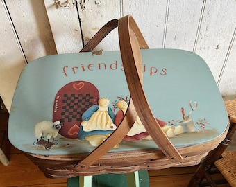Cesta de picnic vintage estilo Grannycore pintada a mano de los años 90, muñecas de arte popular campestre, juguetes, decoración primitiva estilo Cottagecore pintada en hojalata.